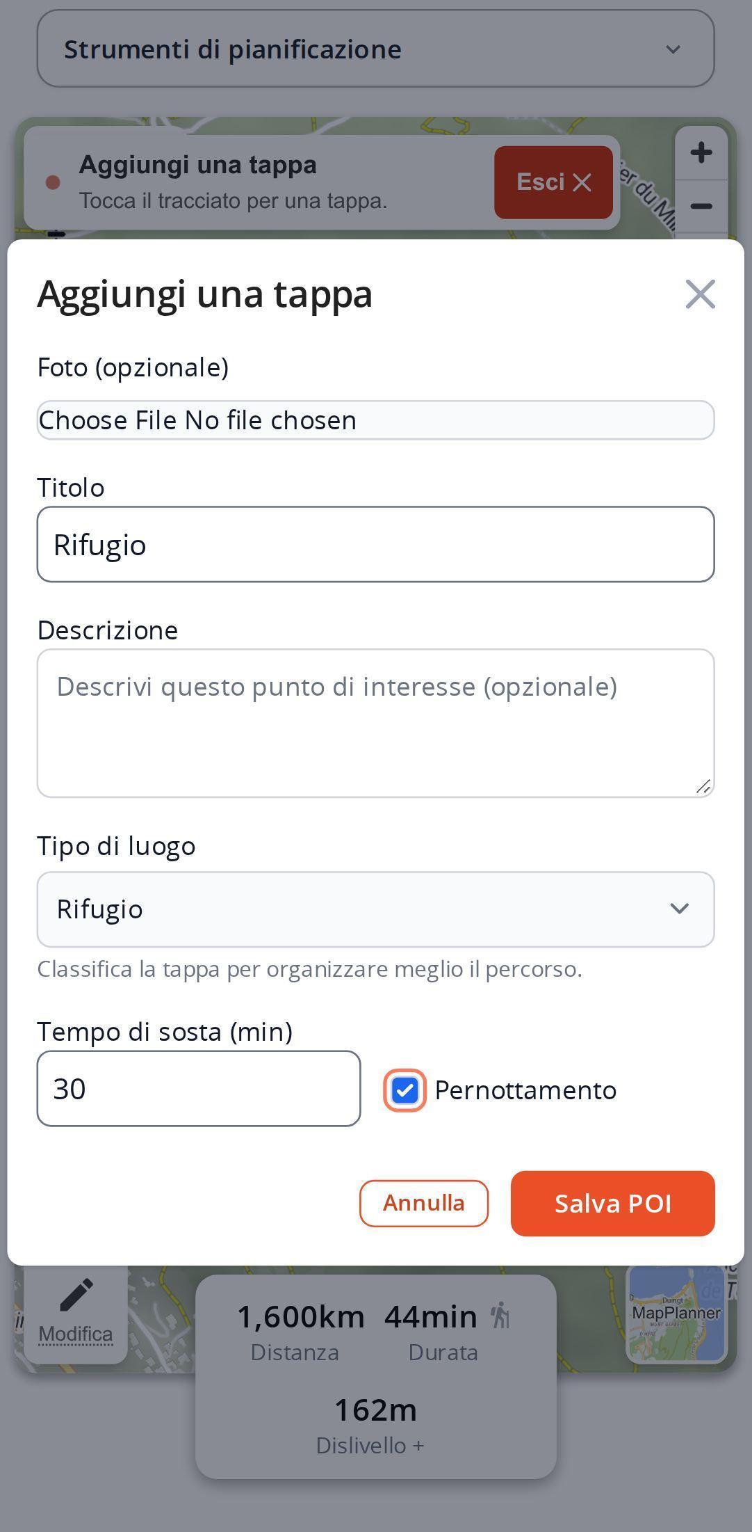 Modulo per aggiungere una tappa su smartphone in MapPlanner: tipo di luogo rifugio, 30 minuti di sosta e pernottamento spuntato, davanti al tracciato