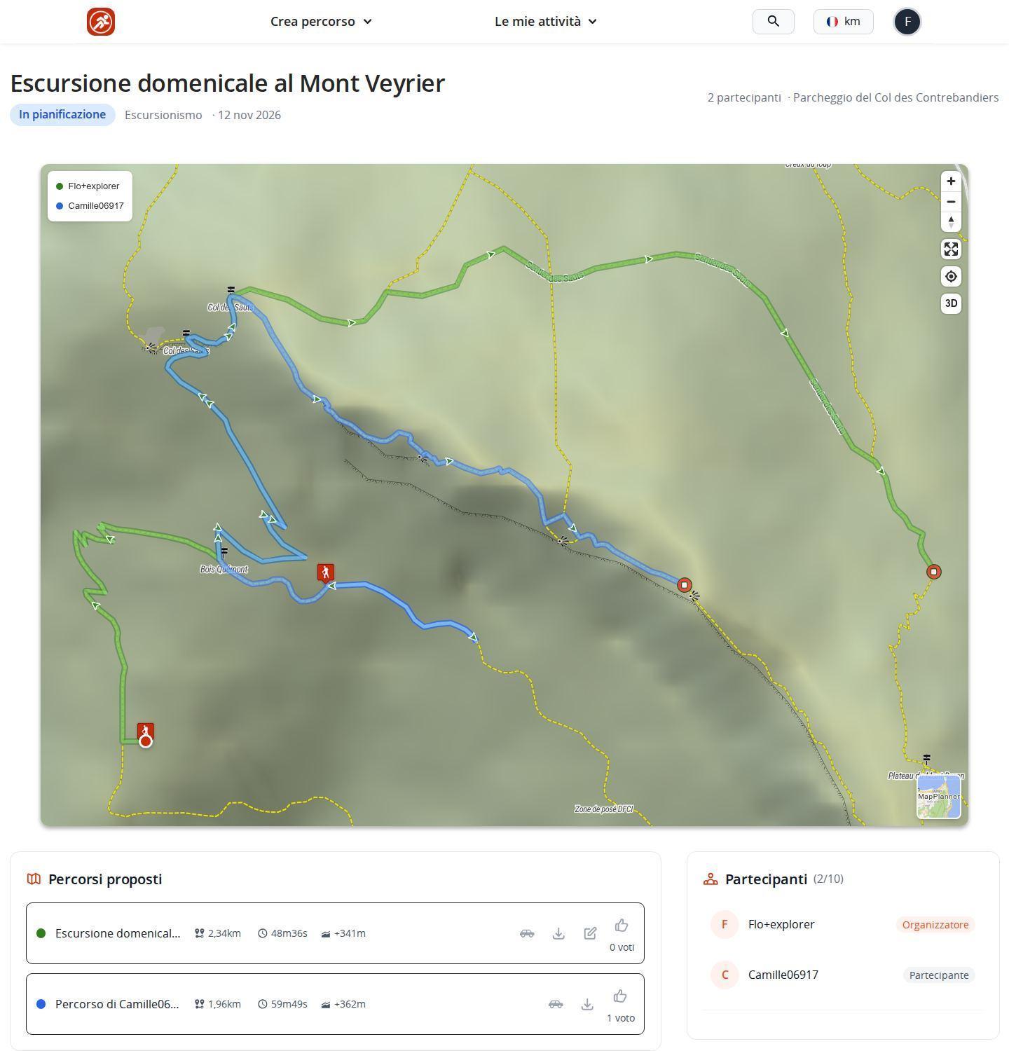 Pagina di un'uscita collaborativa in MapPlanner su computer: due percorsi di colori diversi sulla stessa mappa con legenda, elenco dei percorsi proposti con distanza, durata, dislivello e voti, elenco dei partecipanti