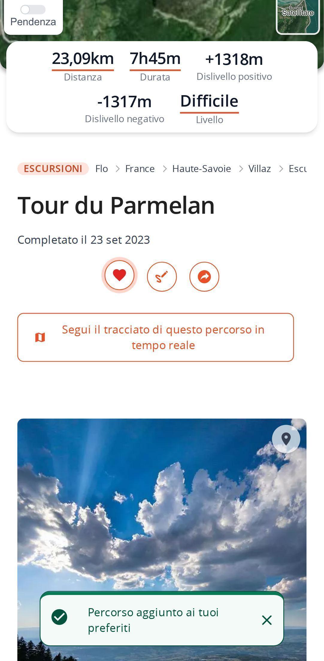 Pagina di un percorso su smartphone in MapPlanner: il cuore è appena stato toccato e diventa rosso, con la notifica del percorso aggiunto ai preferiti